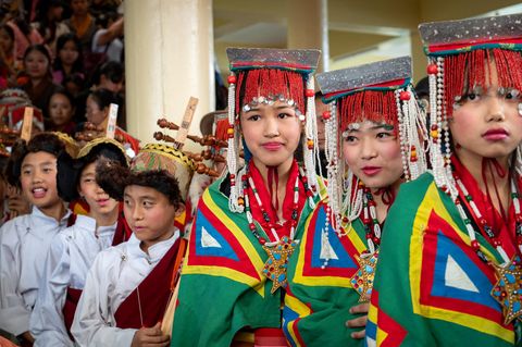 Dalai Lama Geburtstag: Junge Frauen in traditioneller Kleidung