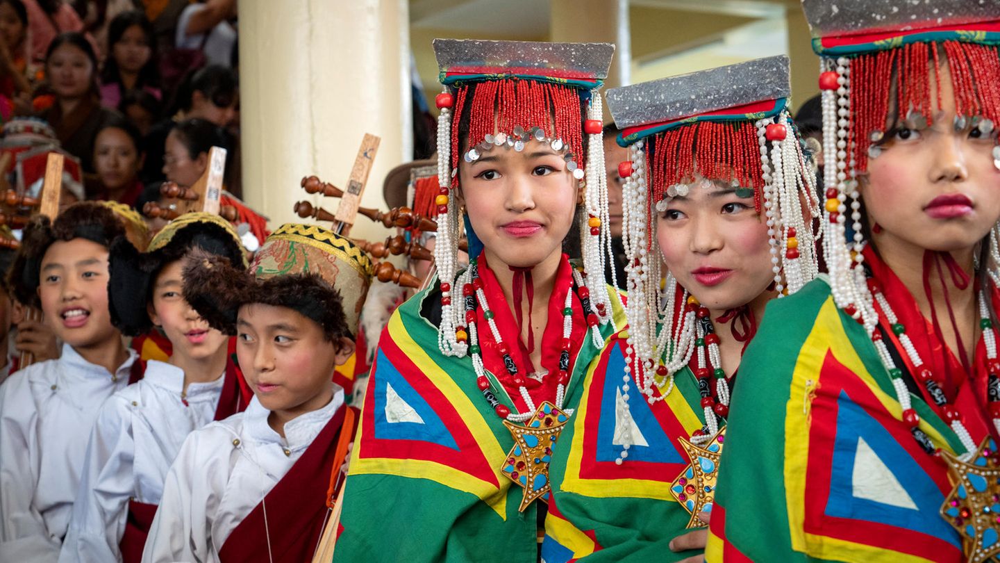Dalai Lama Geburtstag: Junge Frauen in traditioneller Kleidung