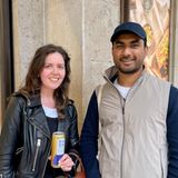 Akhil und Eilidh sind seit der Unizeit befreundet. Nur beim Thema Politik kommen sie nicht auf einen Nenner. Eilidh, 28, die für ein Solarunternehmen arbeitet, hat die Liberal Democrats gewählt – aus taktischen Gründen, um den Tories Sitze streitig zu machen. Akhil, 30, ist in Indien geboren und hat sich für die Konservativen entschieden.  Akhil: "In den vergangenen fünf Jahren ist viel schiefgelaufen, klar. Aber ich habe das Gefühl, dass die letzte Regierung gerade dabei war, die Kurve zu kriegen. Unter Sunak hat sich die Wirtschaft wieder ein Stück weit stabilisiert. Ich möchte einen Premierminister, der sich mit Finanzen auskennt. Und ich bin für strengere Einwanderungsgesetze. Wir sollten nicht alle Menschen hereinlassen und mit Zuschüssen um uns schmeißen, wenn schon so viele Menschen im Land Probleme haben. Mal gucken, was die Starmer-Regierung nun daraus macht. Ich bin gespannt!"  Eilidh: "Demokratie lebt vom Wechsel, und dieser war lange überflüssig. Ich bin froh, dass wir jetzt eine neue Regierung haben, die die Sachen anders angehen will. Vor allem, was Steuerabgaben für Reiche, die Finanzierung des Gesundheitssystems und von mehr Wohnraum angeht. Ich habe einen guten Job, und trotzdem ist es quasi unmöglich, in London eine bezahlbare Wohnung zu finden. Ich hoffe sehr, dass sich da was ändert."