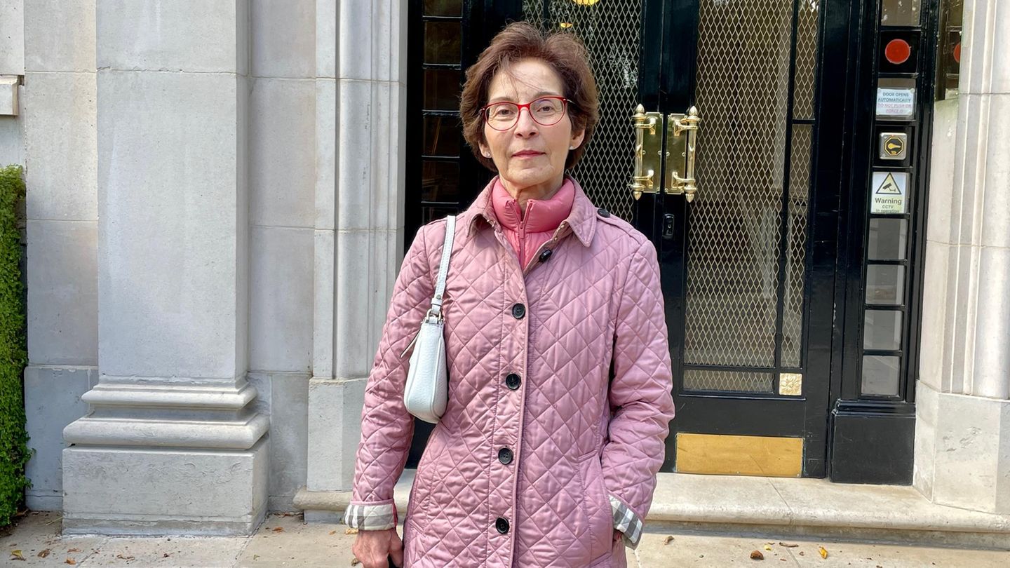 Ihr ganzes Leben hat Cheryl, 65, die Tories gewählt. Bei dieser Wahl hat sich die pensionierte Bankkauffrau zum ersten Mal für die rechtspopulistische Partei UK Reform entschieden.  "Die letzte Regierung war eine Katastrophe. Man sieht an jeder Ecke, dass das Land vor die Hunde geht. Ich traue den großen Parteien nicht mehr. Weder den Tories und erst recht nicht Labour. Sie lügen alle. Vielleicht lügt Nigel Farage auch, aber immerhin spricht er die richtigen Dinge an: weniger Steuern, weniger Migration. Und er will den Krieg in der Ukraine stoppen, damit wir nicht mehr so viel Geld ins Ausland schicken. Das ist mir sehr wichtig. Wir haben mehr Sitze gewonnen als gedacht. Es bewegt sich also etwas."