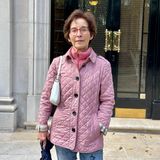 Ihr ganzes Leben hat Cheryl, 65, die Tories gewählt. Bei dieser Wahl hat sich die pensionierte Bankkauffrau zum ersten Mal für die rechtspopulistische Partei UK Reform entschieden.  "Die letzte Regierung war eine Katastrophe. Man sieht an jeder Ecke, dass das Land vor die Hunde geht. Ich traue den großen Parteien nicht mehr. Weder den Tories und erst recht nicht Labour. Sie lügen alle. Vielleicht lügt Nigel Farage auch, aber immerhin spricht er die richtigen Dinge an: weniger Steuern, weniger Migration. Und er will den Krieg in der Ukraine stoppen, damit wir nicht mehr so viel Geld ins Ausland schicken. Das ist mir sehr wichtig. Wir haben mehr Sitze gewonnen als gedacht. Es bewegt sich also etwas."