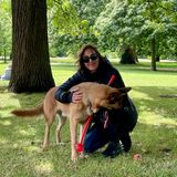 Wie jeden Tag geht Yasmin, 45, mit ihrem Hund Elvis im Hyde Park spazieren. Bei der Wahl hat die Künstlerin ihr Kreuzchen bei den Liberal Democrats gemacht.  "Ich finde, es ist ein gutes Ergebnis. Ich habe Labour nicht gewählt, weil ich die letzte Regierung nicht mochte. Aber ich denke, Starmer ist ganz in Ordnung. Er hat einen seriösen Wahlkampf geführt und ist bei vielen Themen eher Mitte als links. Ich habe Hoffnung, dass sich die Dinge mit ihm ändern werden. Dass er die Wirtschaft wieder auf Kurs bringt, den NHS repariert, die Beziehungen zu Europa stärkt. Es wird Zeit brauchen, klar. Aber das Gute ist, dass die Messlatte nach 14 Jahren Tories so niedrig liegt."