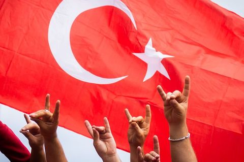Türkei-Fans zeigen beim Fanmarsch Richtung Olympiastadion den "Wolfsgruß"