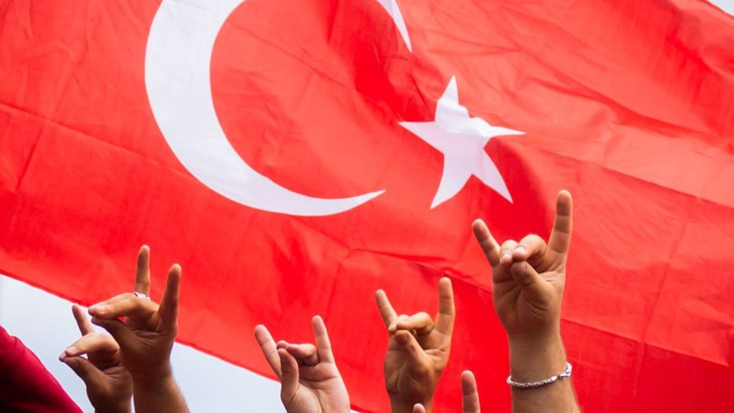 EM-Spiel gegen Niederlande: Tausende Türkei-Fans zeigen Wolfsgruß während der Nationalhymne
