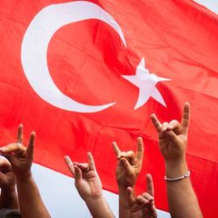 Türkei-Fans zeigen beim Fanmarsch Richtung Olympiastadion den "Wolfsgruß"