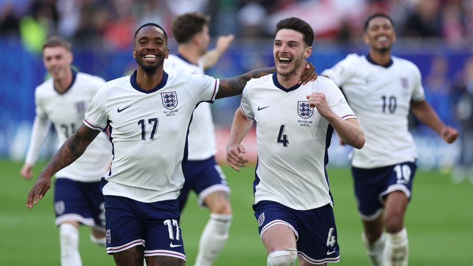 The English Ivan Toney, Declan Rice and Jude Bellingham (from left to right) celebrate after their team's victory against Switzerland in the penalty shootout