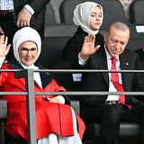 Türkischer Präsident Recep Tayyip Erdogan mit seiner Frau Emine winkt im Stadion