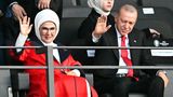 Türkischer Präsident Recep Tayyip Erdogan mit seiner Frau Emine winkt im Stadion