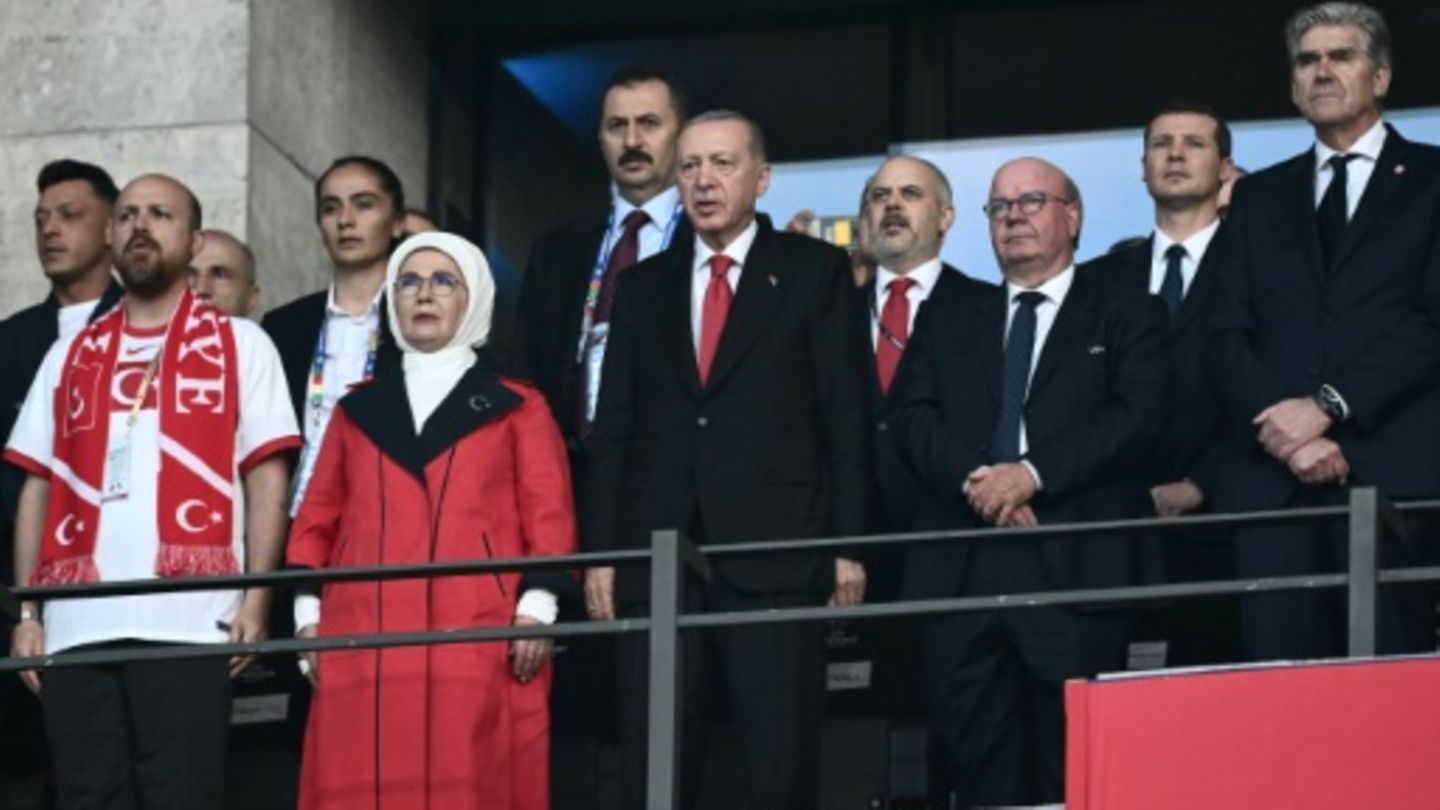 Wolfsgruß auch im Olympiastadion - Erdogan verfolgt Spiel vor Ort