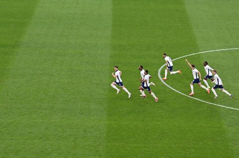 Am Ende zählt nur der Sieg: Englands Spieler stürmen nach dem gewonnenen Elfmeterschießen gegen die Schweiz los