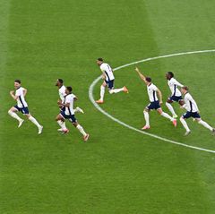 Am Ende zählt nur der Sieg: Englands Spieler stürmen nach dem gewonnenen Elfmeterschießen gegen die Schweiz los