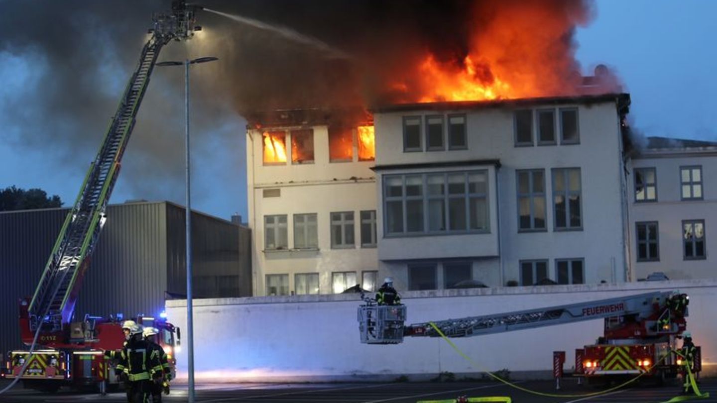 Brände: Großaufgebot löscht Feuer im Gebäude des 
