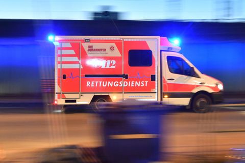 Ein Rettungswagen der Johanniter fährt mit Blaulicht zu einem Einsatzort (Symbolbild Wiesbaden)