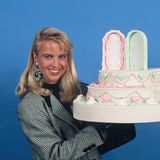 Linda de Mol posiert mit Torte für die Sendung Traumhochzeit