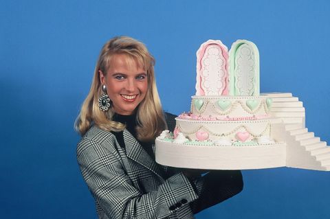 Linda de Mol posiert mit Torte für die Sendung Traumhochzeit