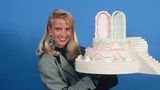 Linda de Mol posiert mit Torte für die Sendung Traumhochzeit