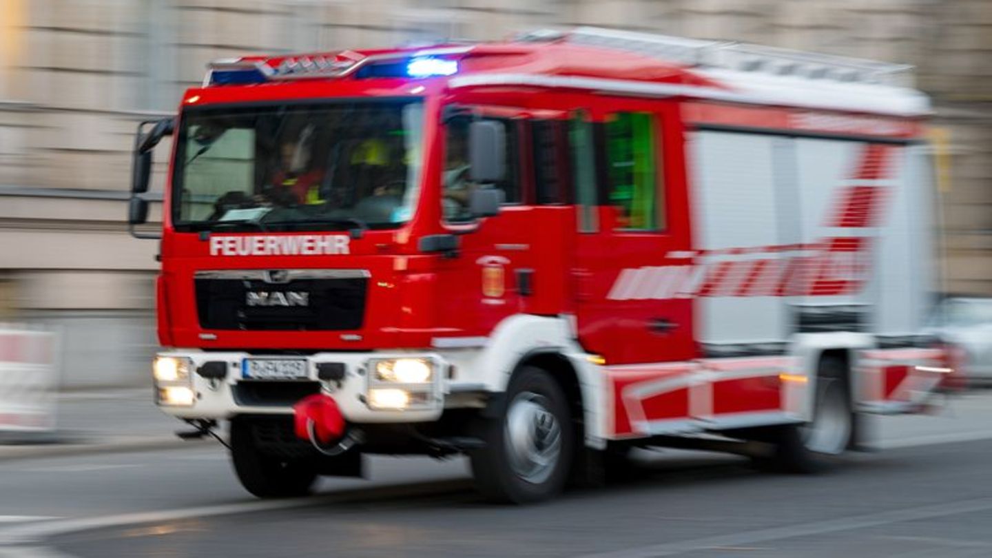 Ermittlungen zur Brandursache: Brand zerstört Haus im Kreis Oberhavel - Frau reanimiert