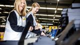 Mit Tochter Noa Vahle packte sie im November 2023 in einem DHL-Verteilzentrum Geschenkpakete für die LINDA.Foundation