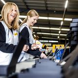 Mit Tochter Noa Vahle packte sie im November 2023 in einem DHL-Verteilzentrum Geschenkpakete für die LINDA.Foundation