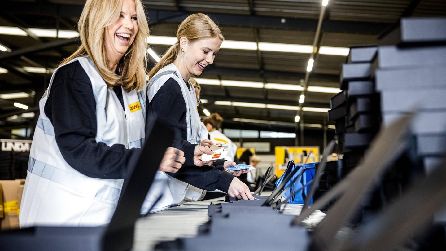 Mit Tochter Noa Vahle packte sie im November 2023 in einem DHL-Verteilzentrum Geschenkpakete für die LINDA.Foundation