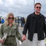Die britische Singer-Songwriterin Mollie King tat es Brad Pitt gleich und hielt mit ihrem Partner, dem Cricketspieler Stuart Broad, ebenfalls Händchen