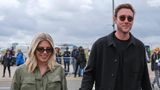 Die britische Singer-Songwriterin Mollie King tat es Brad Pitt gleich und hielt mit ihrem Partner, dem Cricketspieler Stuart Broad, ebenfalls Händchen