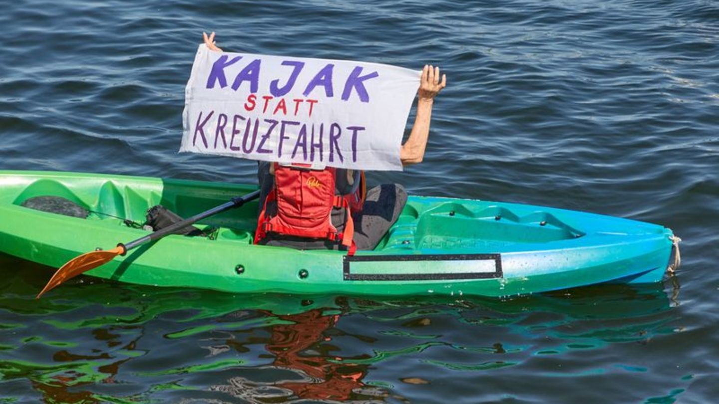 Blockade: Aktivisten blockieren Kreuzfahrtschiffe in Kiel