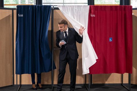 Frankreichs Präsident Emmanuel Macron bei der Stimmabgabe