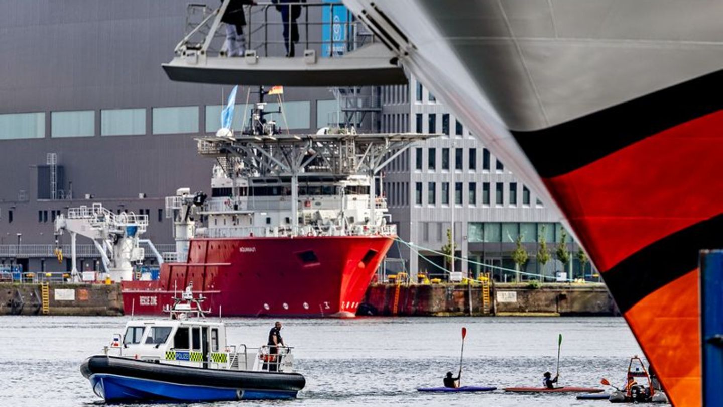 Klimaaktivisten: Kreuzfahrtgegner blockieren zwei Kreuzliner in Kiel