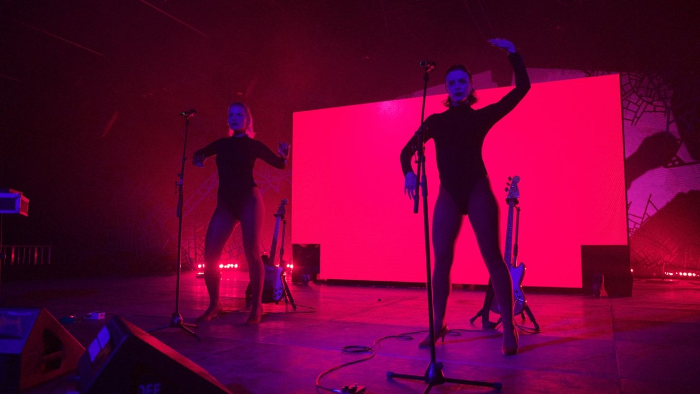 Zum Festival-Ende hin nochmal alles geben? Nach dem Auftritt von Decisive Pink und ihrem New-Wave-Sound dürften die allermeisten Besucher und Besucherinnen ausgepowert und glücklich langsam den Heimweg angetreten haben. Auf ein Wiedersehen dann im kommenden Jahr