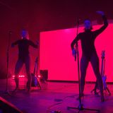 Zum Festival-Ende hin nochmal alles geben? Nach dem Auftritt von Decisive Pink und ihrem New-Wave-Sound dürften die allermeisten Besucher und Besucherinnen ausgepowert und glücklich langsam den Heimweg angetreten haben. Auf ein Wiedersehen dann im kommenden Jahr