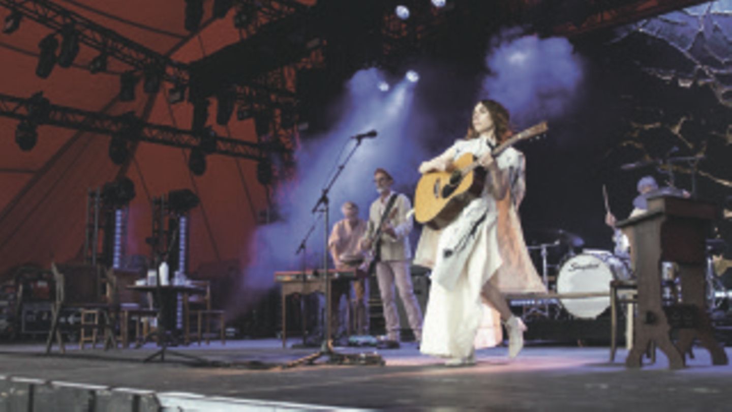 Wie schon viele Male zuvor verzaubert die Britin PJ Harvey die Zuschauer auch in diesem Jahr mit ihrer feenhaften aber nicht minder kraftvollen Performance     