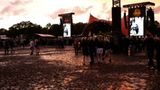 Nach vier Tagen Regen hat sich das Festivalgelände in eine Schlammwüste verwandelt, aber ganz im Sinn des Festival-Mottos "Orange-Feeling" schimmert selbst der Matsch orange