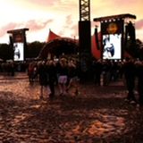 Nach vier Tagen Regen hat sich das Festivalgelände in eine Schlammwüste verwandelt, aber ganz im Sinn des Festival-Mottos "Orange-Feeling" schimmert selbst der Matsch orange