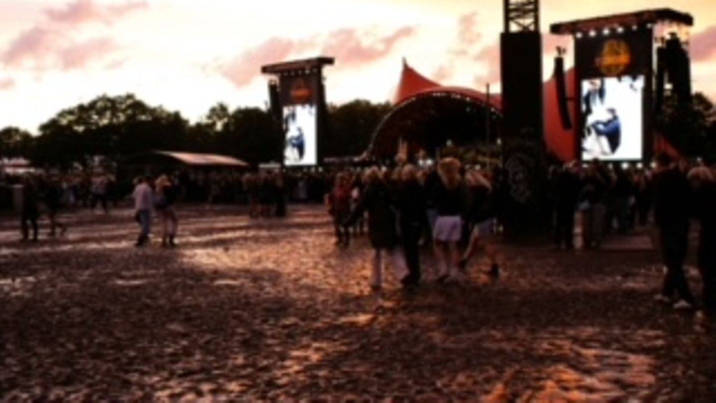 Nach vier Tagen Regen hat sich das Festivalgelände in eine Schlammwüste verwandelt, aber ganz im Sinn des Festival-Mottos "Orange-Feeling" schimmert selbst der Matsch orange
