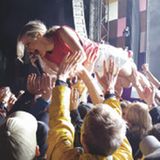 Die wechselnden Sänger und Sängerinnen der US Punkrock-Band The Armed haben eines gemeinsam: Sie lieben Crowdsurfing   