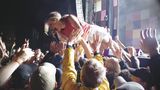 Die wechselnden Sänger und Sängerinnen der US Punkrock-Band The Armed haben eines gemeinsam: Sie lieben Crowdsurfing   