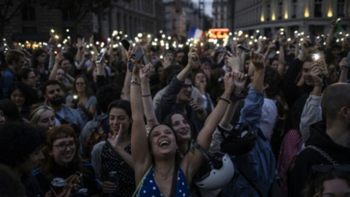 Tausende Menschen feiern in Paris Wahlerfolg von Linksbündnis