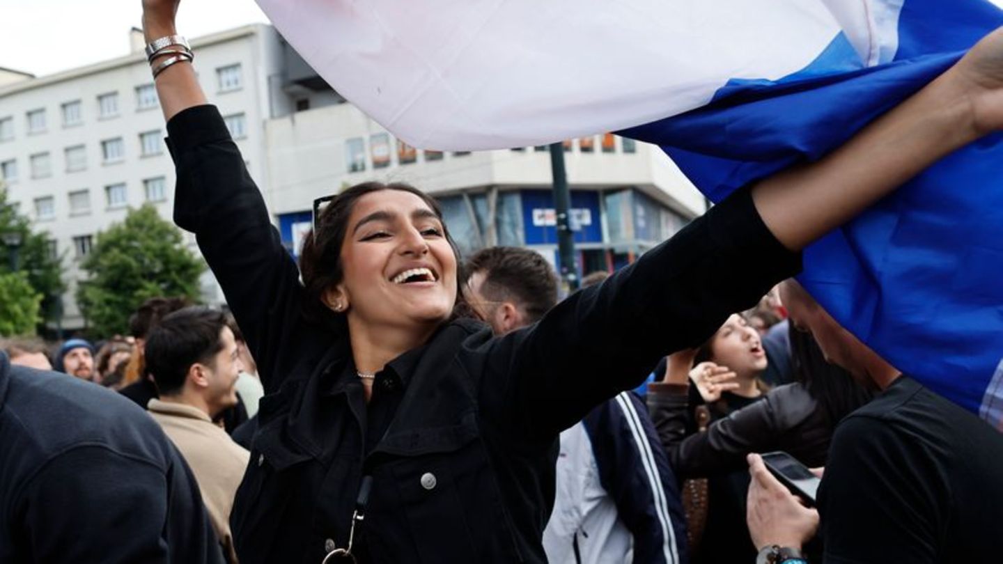 Wahl zur Nationalversammlung: Politisches Beben in Paris: Linke vorn, Premier tritt zurück