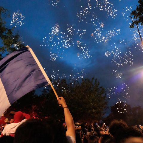 Menschen feiern auf dem Platz der Republik nach der zweiten Runde der Parlamentswahlen