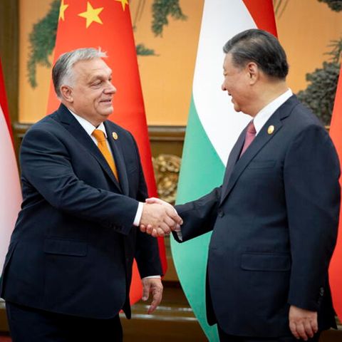 Chinas Präsident Xi Jinping (r) empfängt Ungarns Ministerpräsident Viktor Orban