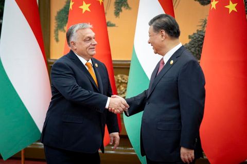 Chinas Präsident Xi Jinping (r) empfängt Ungarns Ministerpräsident Viktor Orban