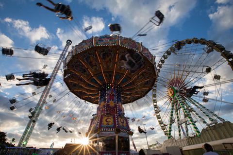 Ein Karussell dreht sich auf einer Kirmes