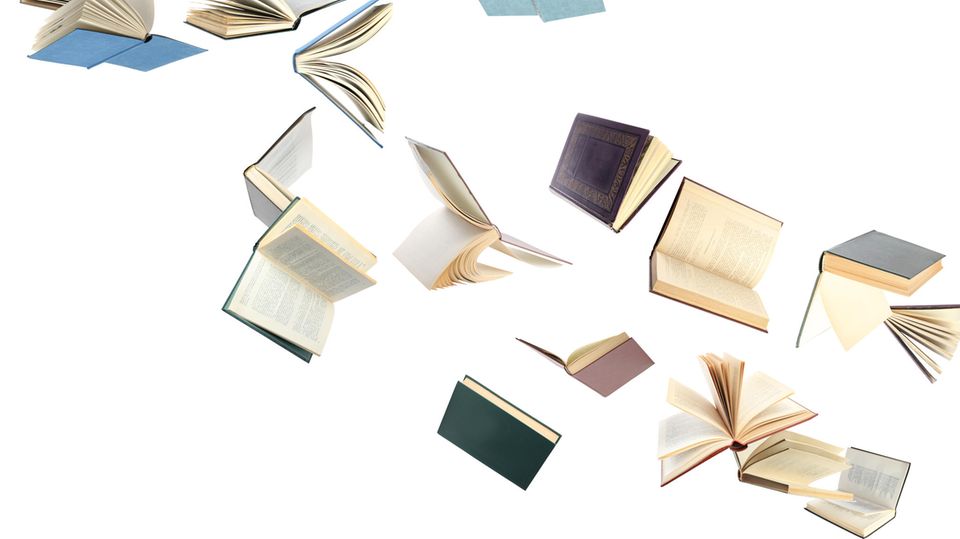 Bücher fallen vor weißem Hintergrund