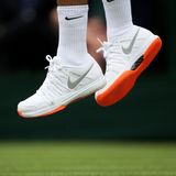 ... blieb nicht unentdeckt. "Die Regelwächter baten mich höflich, aber bestimmt, die Schuhe gegen weiße Modelle zu tauschen", sagte Roger Federer vor einiger Zeit in einem stern-Interview. Im darauffolgenden Spiel sah man den Schweizer wieder adrett im All-White-Look. 