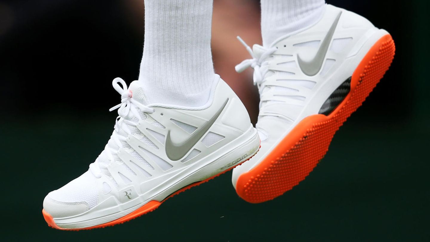 ... blieb nicht unentdeckt. "Die Regelwächter baten mich höflich, aber bestimmt, die Schuhe gegen weiße Modelle zu tauschen", sagte Roger Federer vor einiger Zeit in einem stern-Interview. Im darauffolgenden Spiel sah man den Schweizer wieder adrett im All-White-Look. 