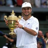 Andre Agassi mit Pokal beim Tennisturnier in Wimbledon, 1992