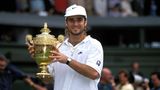 Andre Agassi mit Pokal beim Tennisturnier in Wimbledon, 1992