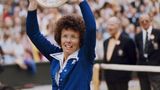 Billie Jean King mit ihrer Siegerschale beim Wimbledon-Finale 1975