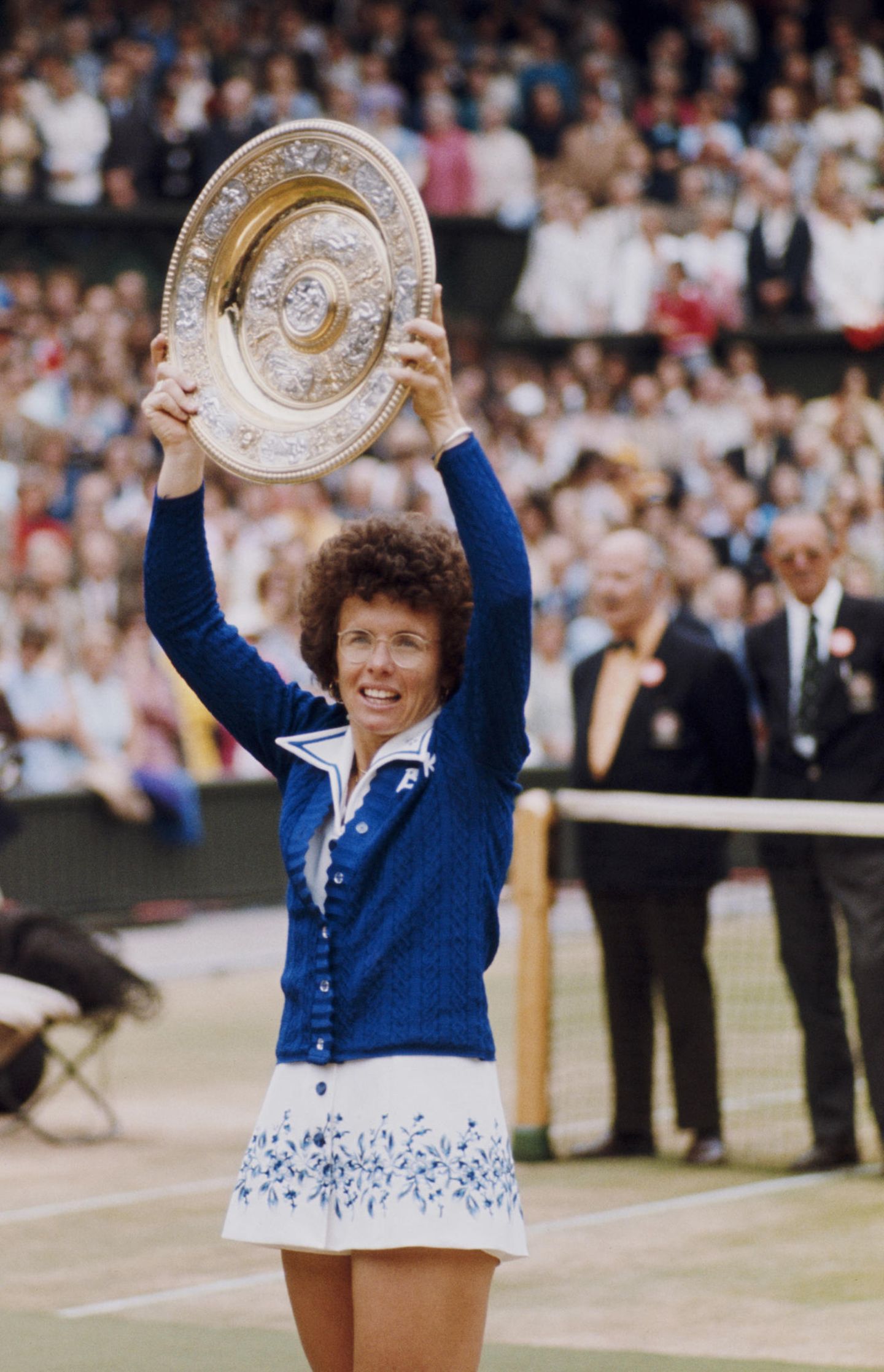 Billie Jean King mit ihrer Siegerschale beim Wimbledon-Finale 1975